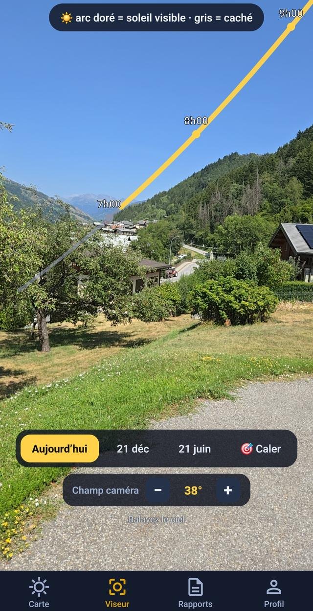 Écran de l’application : image de la caméra sur un paysage de montagne, avec la courbe dorée de la trajectoire du soleil et ses heures.